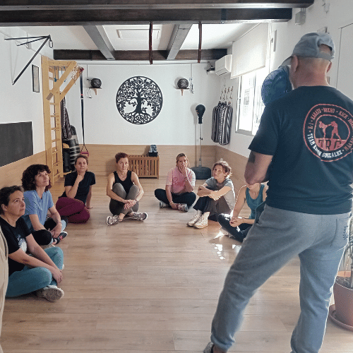 Mujeres escuchando técnicas de defensa personal en Málaga