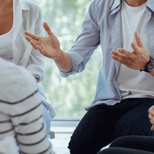 personas en un taller comunicación emocional